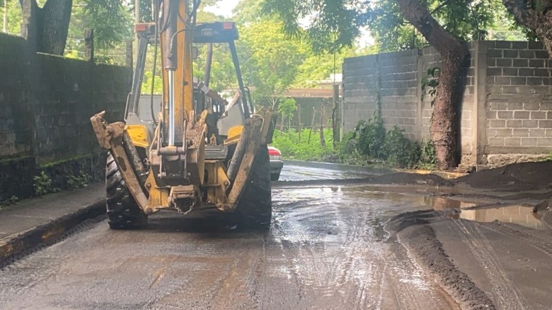 Dan mantenimiento a caminos afectados por recientes lluvias en Catemaco