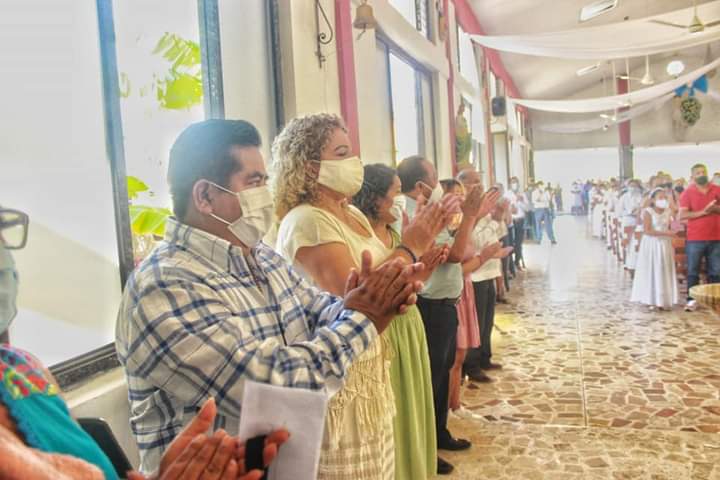 Enmedio de la tercera ola por coronavirus, diputado morenista presume fiesta patronal en Papantla