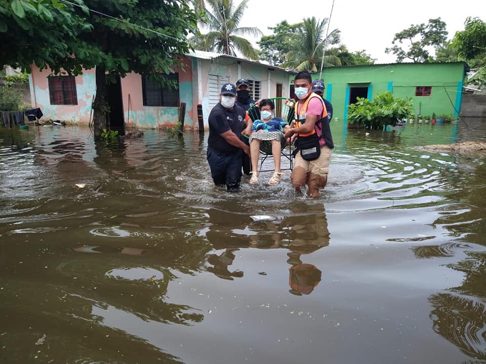 Cosamalopan, Azueta, Isla, San Andrés Tuxtla y más municipios reportan afectaciones por Ondas Tropicales 23 y 24