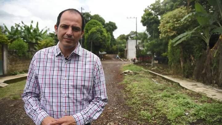 «Construimos una calle digna para los vecinos de la colonia Lopez Lara»: Tavo Pérez