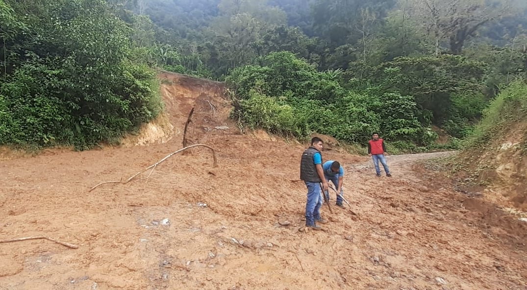 SIOP inicia trabajos de limpieza carretera Apanga-Ocotitla en sierra de Zongolica