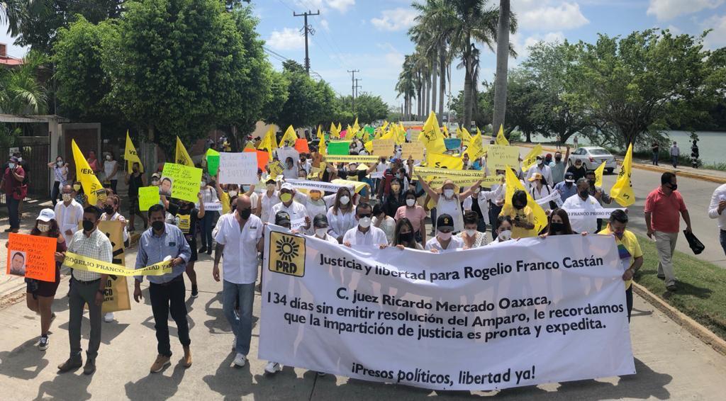 Familiares y militantes perredistas exigen justicia y libertad para Rogelio Franco y Gregorio Gómez
