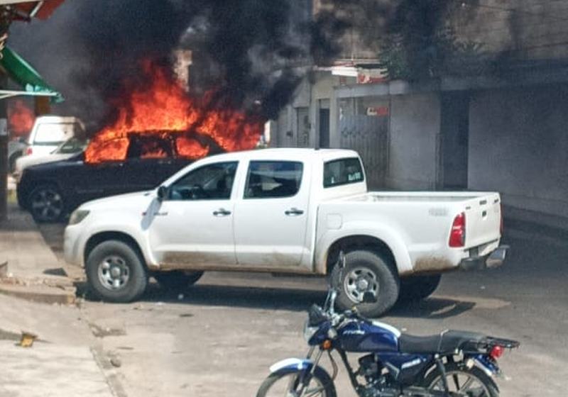 Incendian 4 camionetas de la FGE, atacan sede en Tezonapa