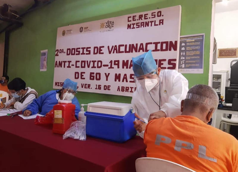 Vacunan contra el Covid-19 a población penitenciaria en Veracruz