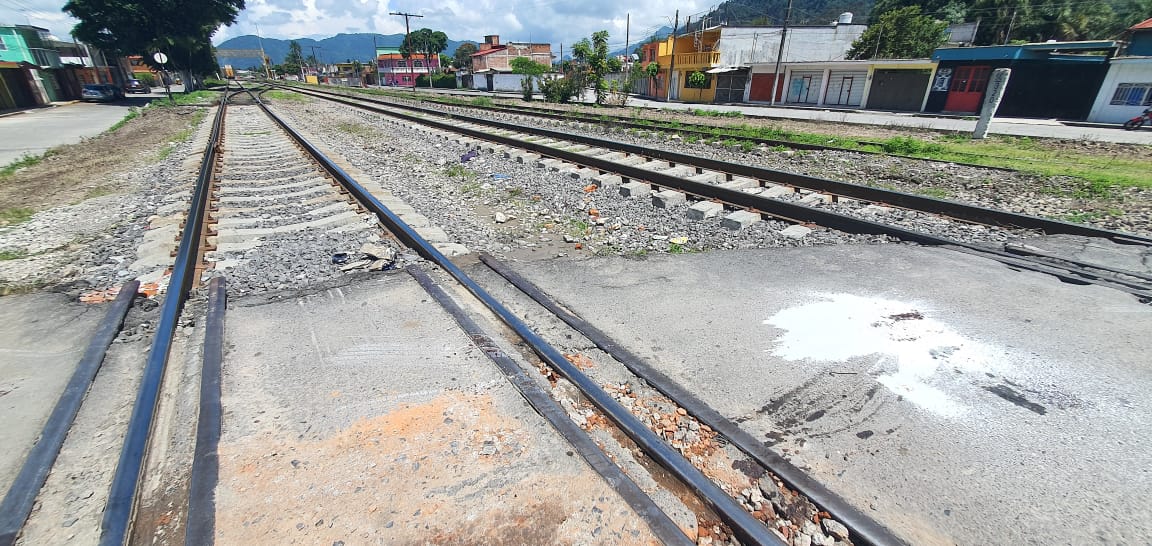Hartos de que el tren bloquee por hasta tres horas en calles de la colonia modelo, vecinos de Río Blanco amagan con tomas vías férreas.