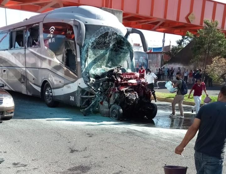 Dos muertos y varios heridos en la Xalapa-Banderilla; autobús de turismo se quedó sin frenos