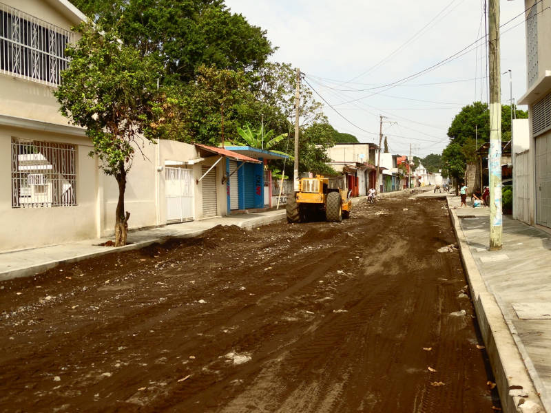 Realizan trabajos de pavimentación en la colonia El Rodeo, de Catemaco