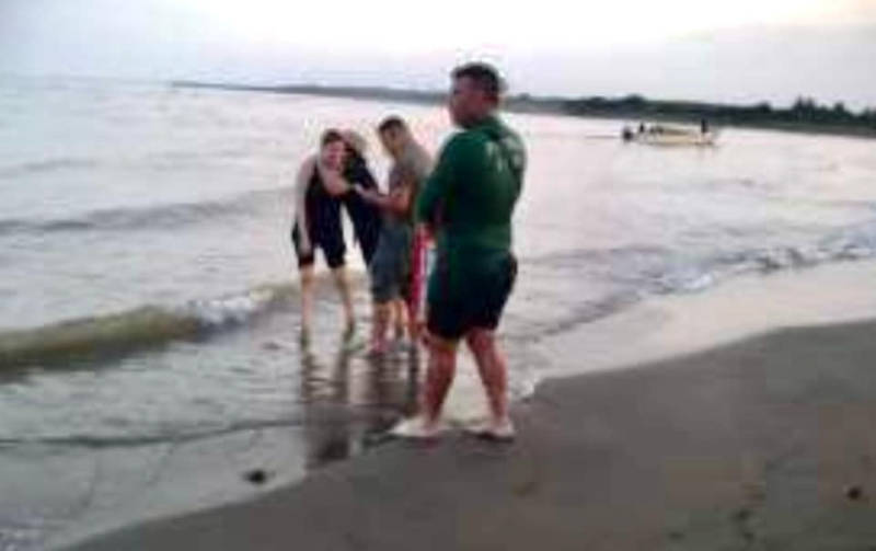 Rescata SSP a mujer que era arrastrada por el mar en playa de Chachalacas