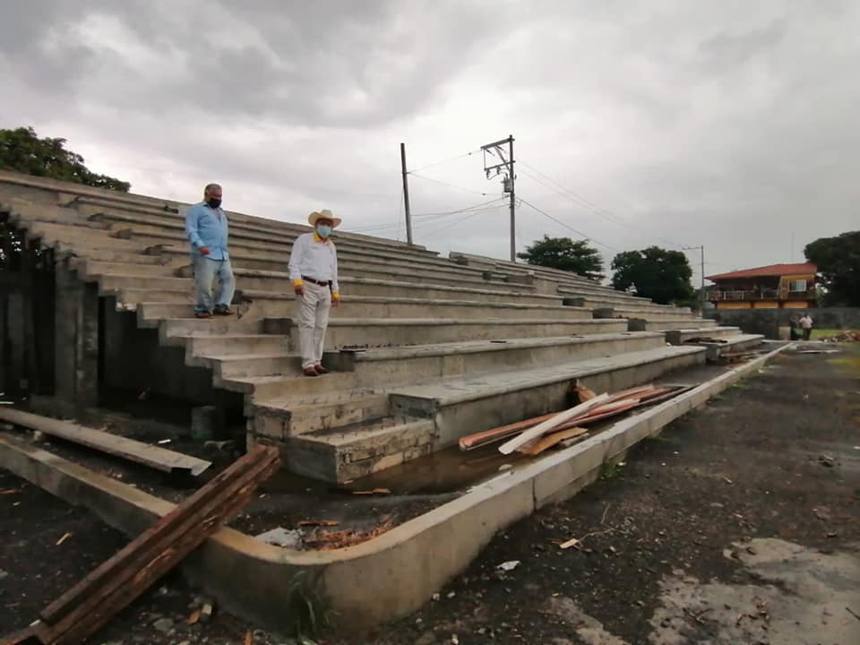 Supervisa alcalde Arturo Herviz obras en la construcción del estadio de fútbol de Ángel R. Cabada