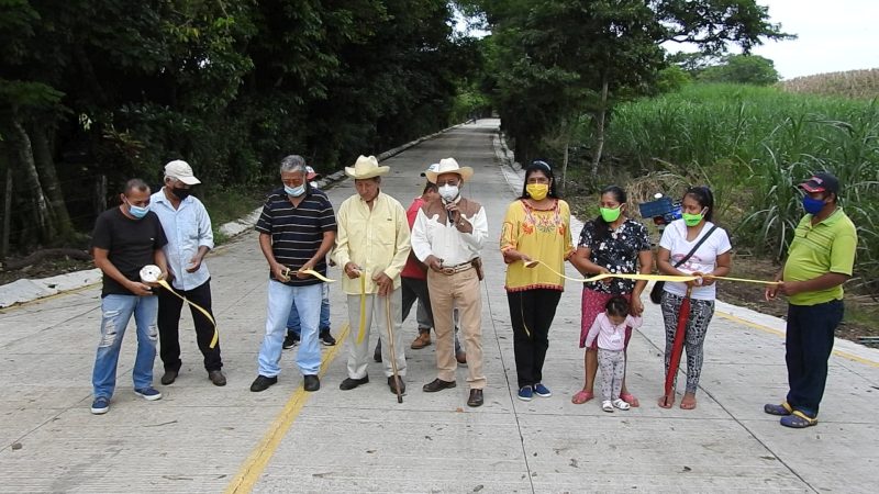 Inaugura Arturo Herviz primera etapa de pavimentación de carretera en La Perla de Michapan