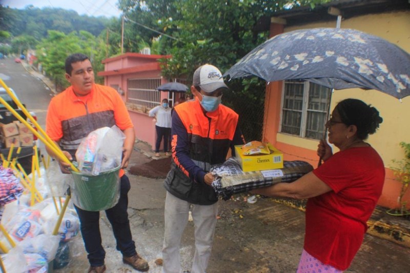 Entregan apoyos a afectados por lluvias en Santiago Tuxtla