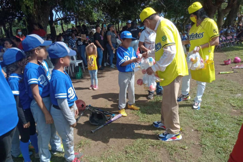 Reconoce Arturo Herviz a niños deportistas en Cabada