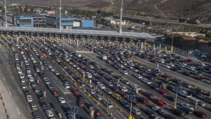 Mexicanos saturan cruce fronterizo con Estados Unidos tras reapertura
