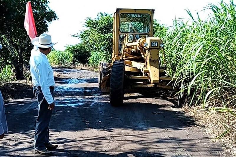 Inician trabajos de rehabilitación a caminos rurales en Ángel R. Cabada