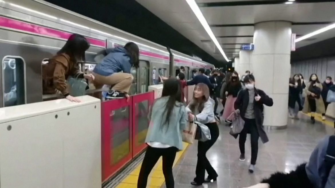 ¡Terror en Japón! Hombre disfrazado de «Joker» apuñala a 17 personas en un tren de Tokio