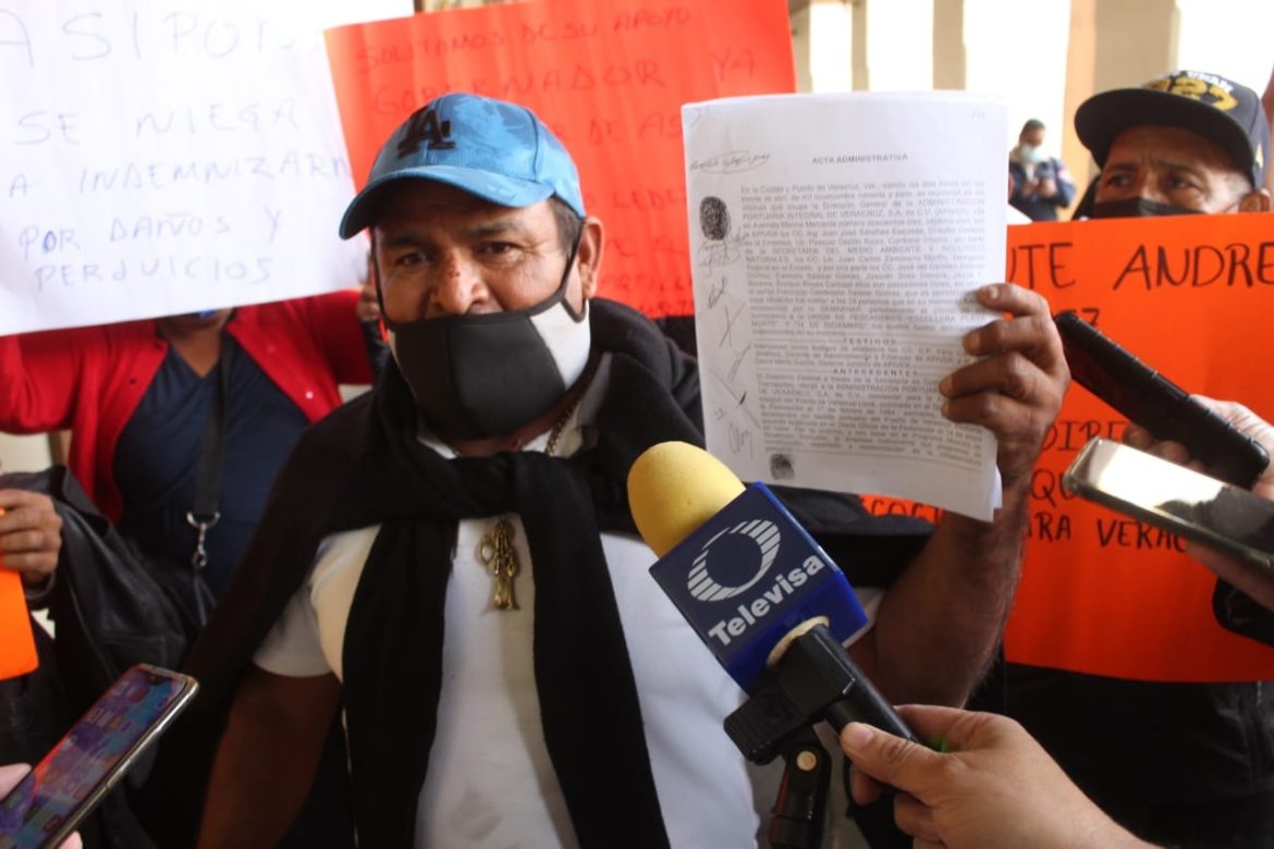 Pescadores se manifiestan contra director de APIVER en Xalapa