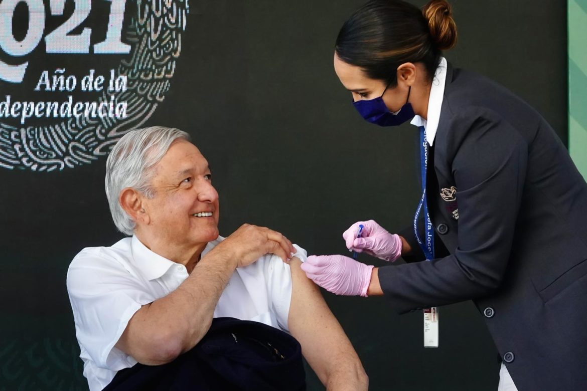 Inicia en seis entidades vacunación de refuerzo contra COVID-19 a personas adultas mayores