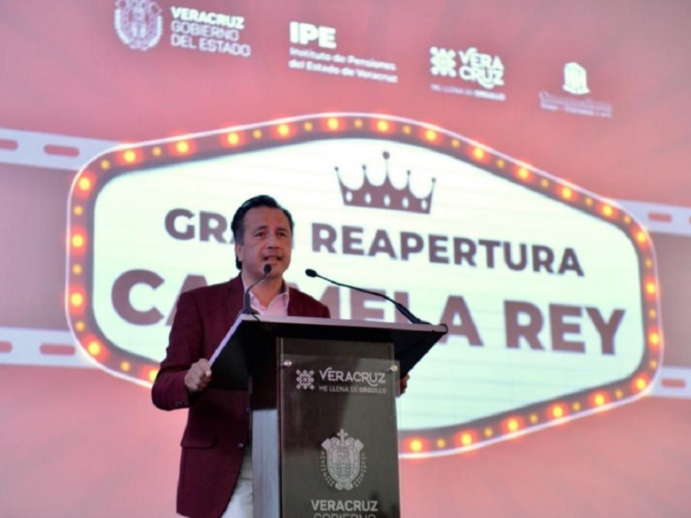 Inaugura Cuitláhuac el remodelado Cinema Carmela Rey