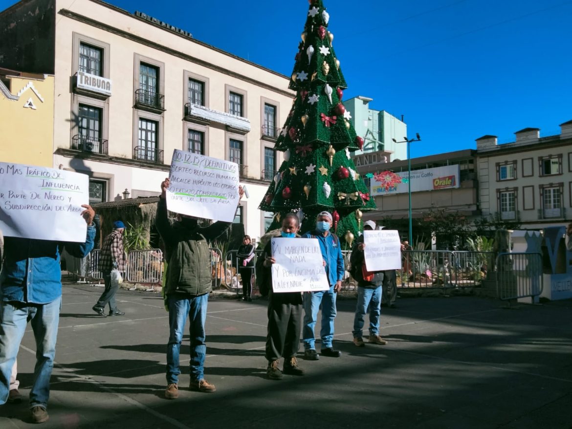 Acusan trabajadores del ayuntamiento de Xalapa que funcionarios municipales dejarán «acomodados» a familiares en próxima administración