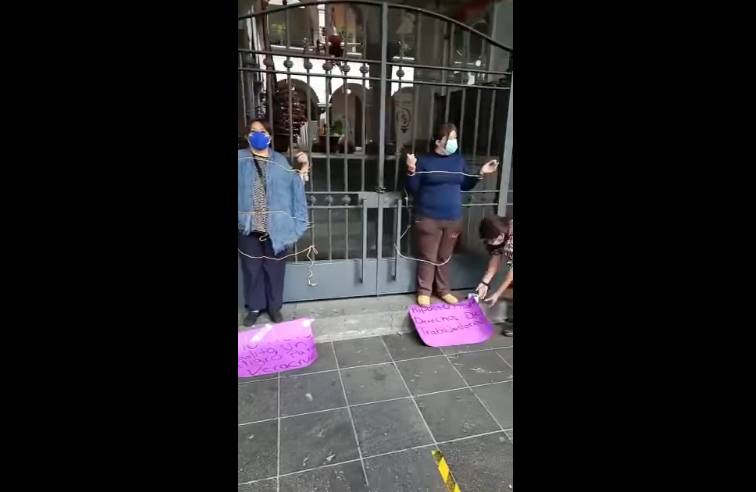 Mujeres se amarran a las puertas del ayuntamiento de Xalapa en demanda de restitución laboral