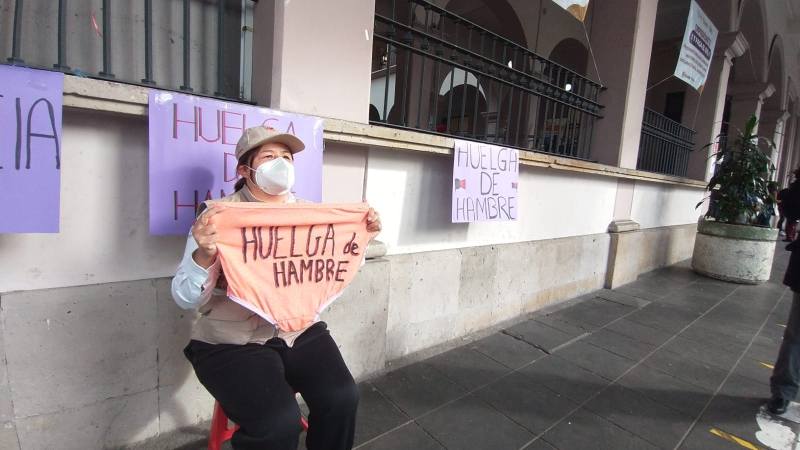 Ex empleada del Ayuntamiento de Xalapa se pone en huelga de hambre; pide ser reinstalada
