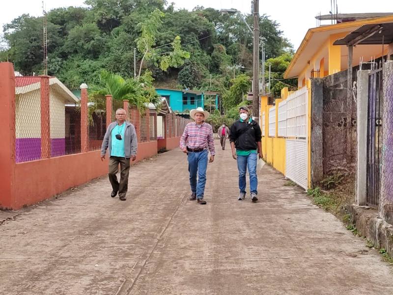 En Catemaco, alcalde Juan Rosario realiza gira por comunidades