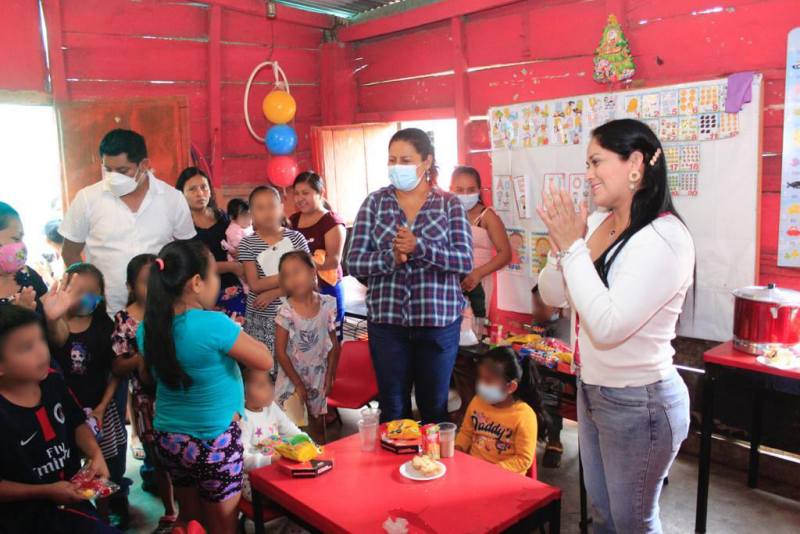 Festeja alcaldesa Kristel Hernández Día de Reyes con niñas y niñas del CAIC Santiago Tuxtla