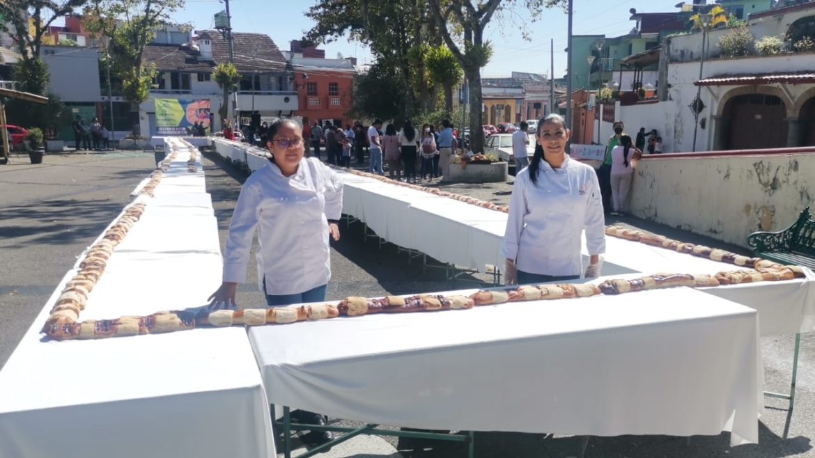 Más vale tarde que nunca, realizan rosca monumental en Xalapa