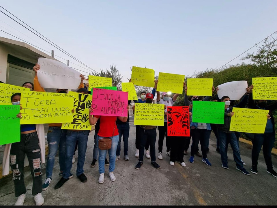 Alumnos toman el ITSAV, exigen de vaya el director Miguel Hernández