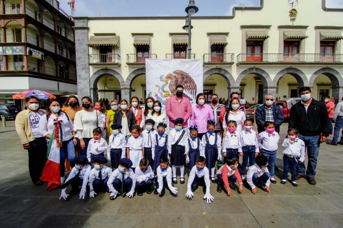 En San Andrés Tuxtla, alumnos de preescolar conmemoran día de la Bandera