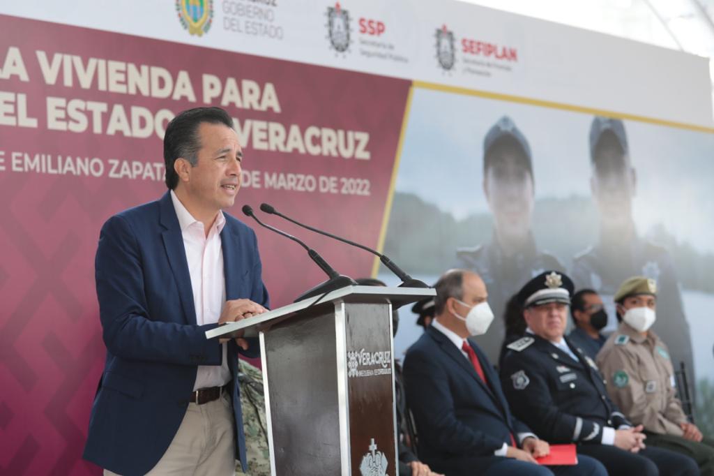 Estado formaliza crédito de vivienda a policías; pide Cuitláhuac García compromiso por la seguridad de Veracruz