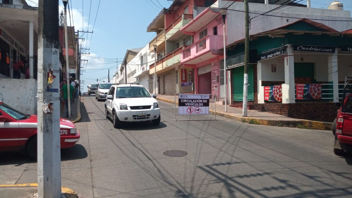 Tránsito de San Andrés Tuxtla realiza cambios de circulación en calles aledañas a Plaza Juárez