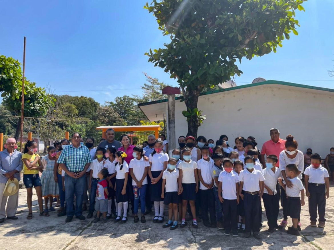 Visita alcaldesa Kristel Hernández escuela primaria de la localidad de San Marcos