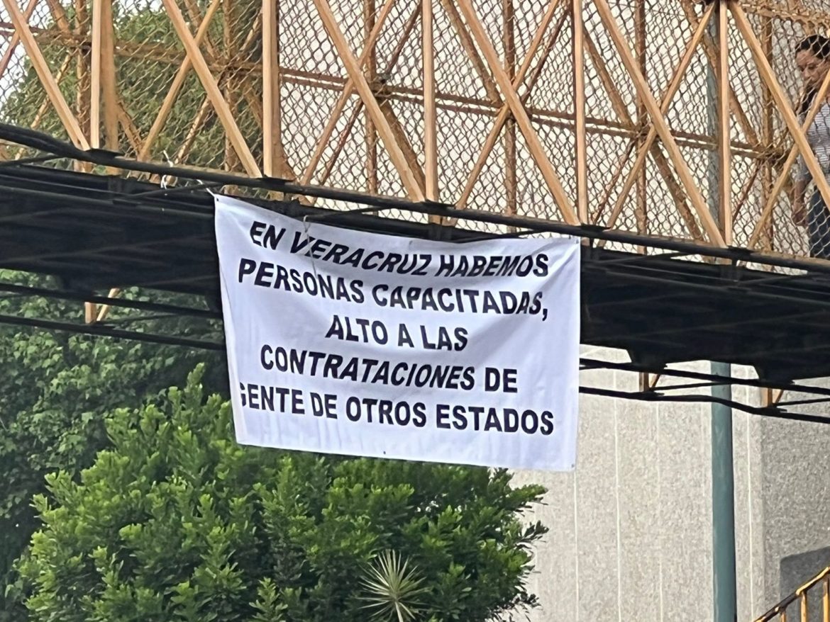 Colocan mantas en contra de la subdelegada del ISSTE Veracruz