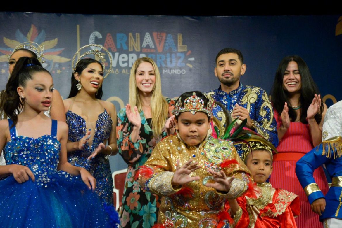 La alcaldesa Patricia Lobeira de Yunes presenta a la Corte Real del Carnaval 2022, el más alegre del mundo