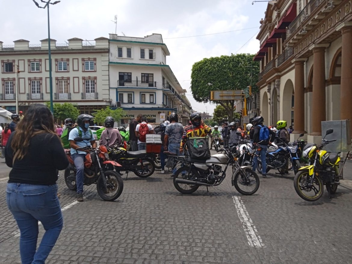 Moto repartidores de Xalapa piden cese al acoso de policías estatales