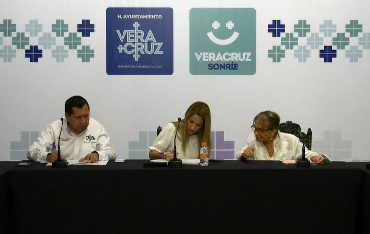 La alcaldesa Patricia Lobeira de Yunes realiza la firma de las condiciones de trabajo de los agremiados municipales