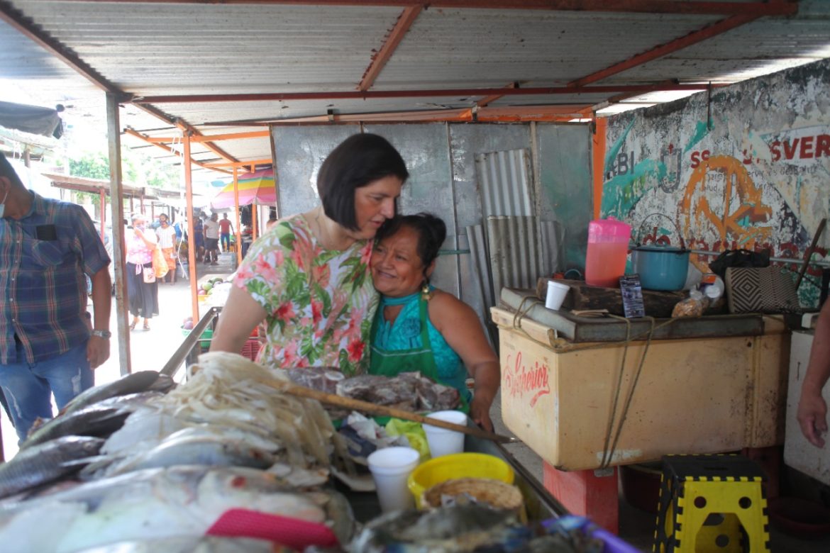 Alcaldesa María Elena Solana recorre Mercado Temporal de Plaza Juárez y felicita a madres en su día