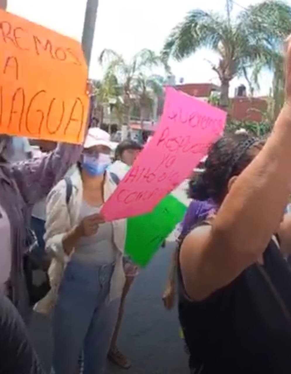 Toman manifestantes el ayuntamiento de Tamiahua, denuncian saqueo del agua