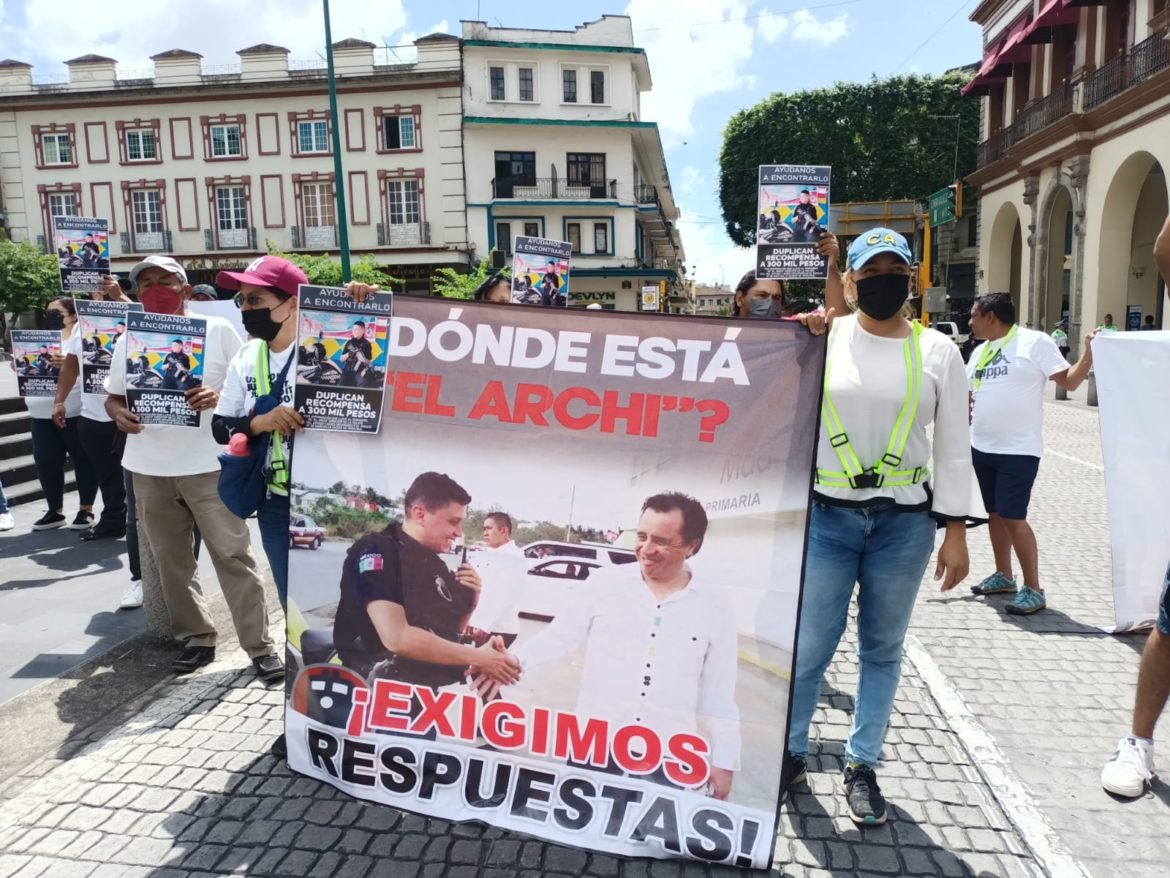 Marchan en Xalapa para exigir aparición de Director de Policía Vial desaparecido desde mayo en el puerto de Veracruz
