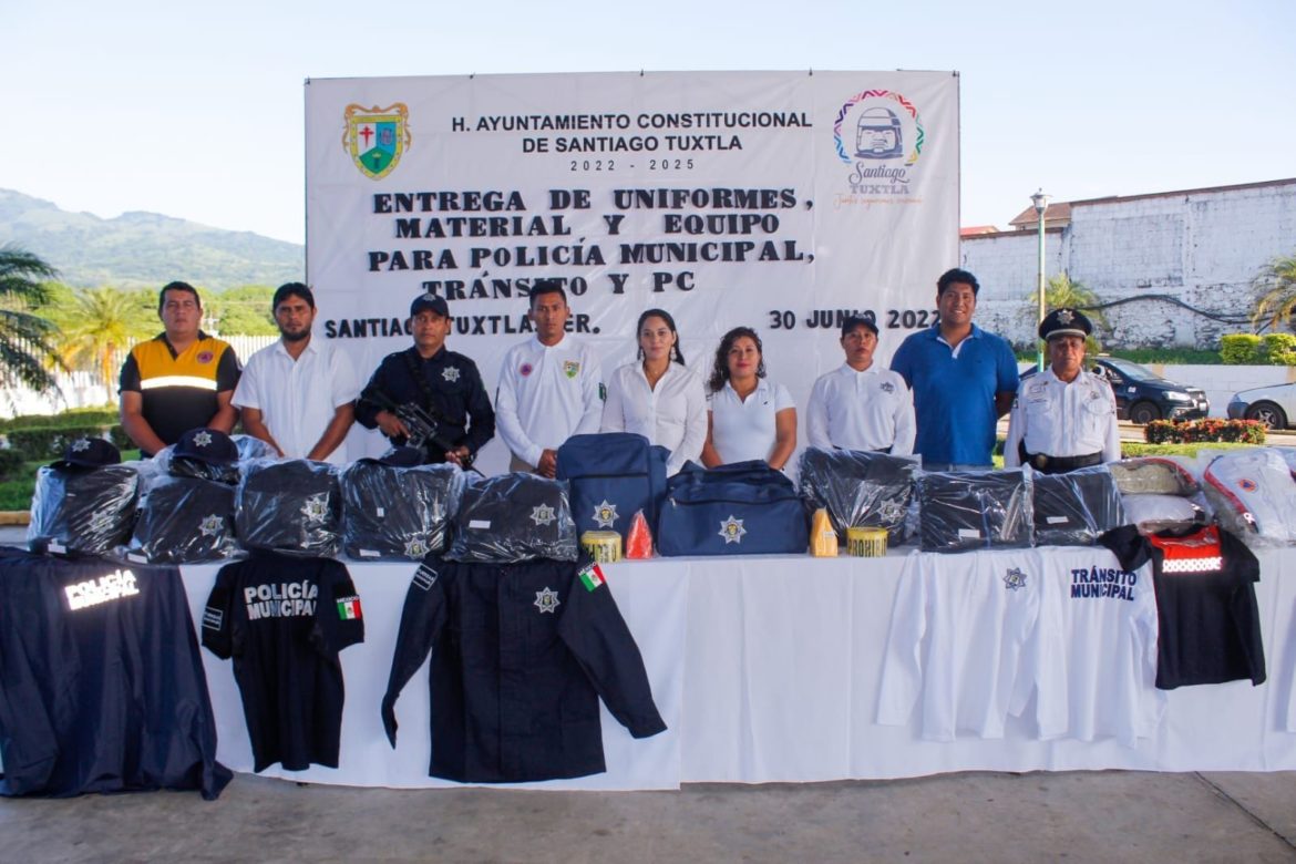 Dota Kristel Hernández de uniformes y demás equipo a elementos de la Policía Municipal, Tránsito y Protección Civil