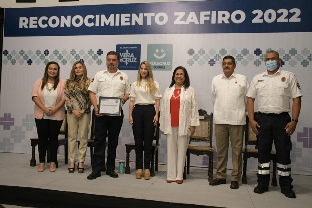 Alcaldesa Patricia Lobeira de Yunes y el Club Rotario Zafiro entregan reconocimiento a veracruzanos que se han distinguido por su trabajo a favor de una mejor sociedad