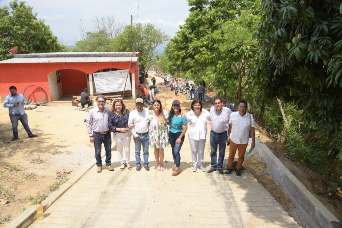Pavimentamos el camino hacia el progreso en Texalpan de Arriba: María Elena Solana Calzada