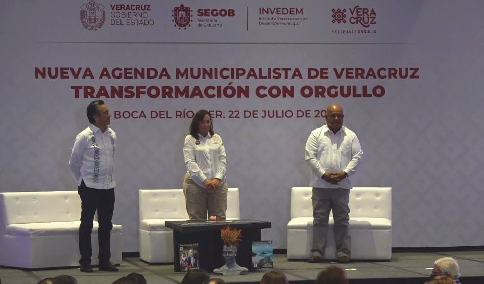 Presiden Cuitláhuac García, Eric Cisneros y Rocío Nahle la firma de Convenio Macro de colaboración entre Gobierno estatal y los municipios