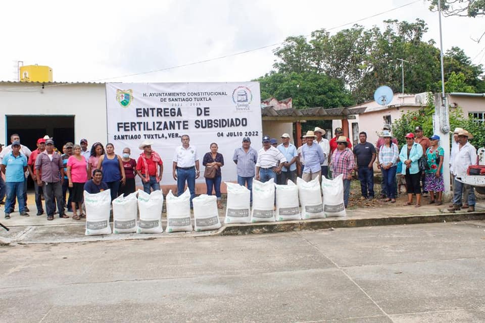 Entrega Kristel Hernández apoyos a campesinos de localidades de Santiago Tuxtla