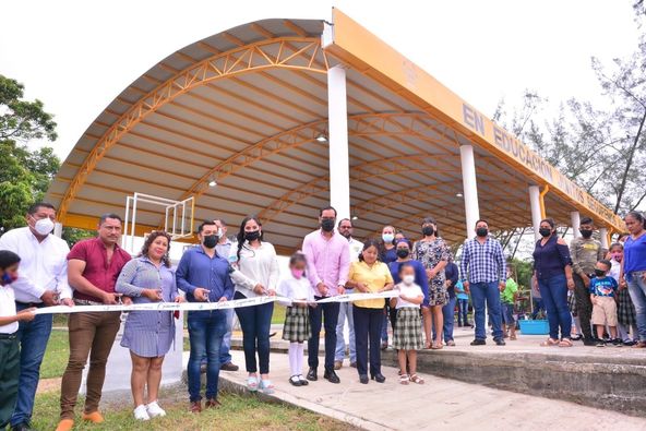 Inaugura Kristel Hernández domo en escuela primaria de Tlapacoyan
