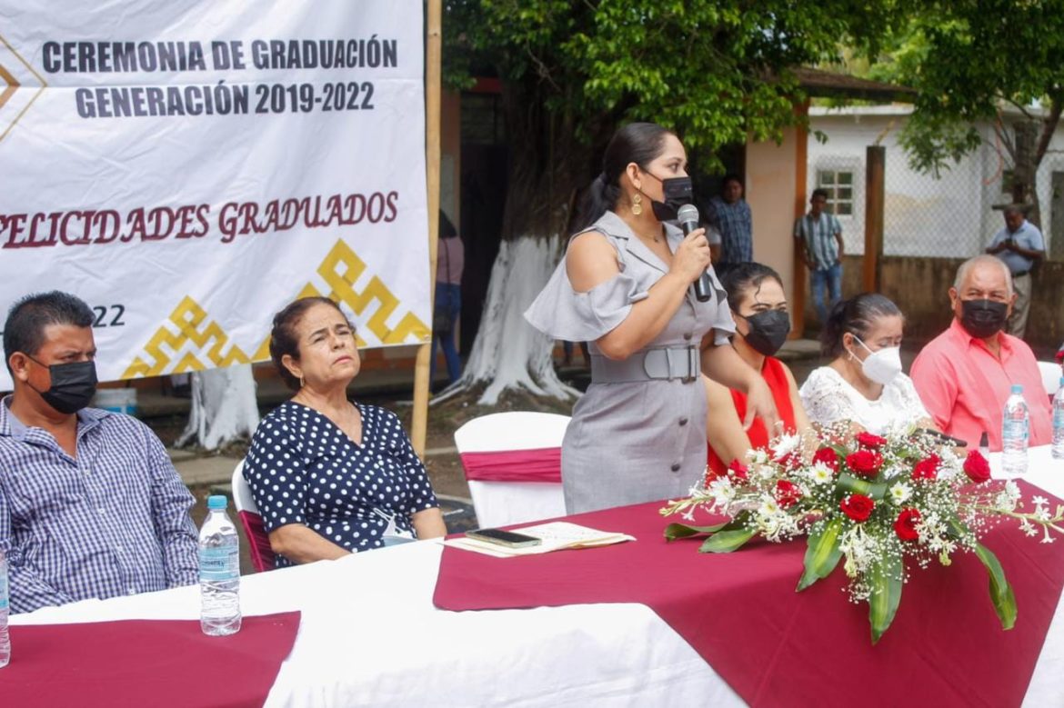 Asiste Kristel Hernández a ceremonia de graduación en el TEBA de Tres Zapotes