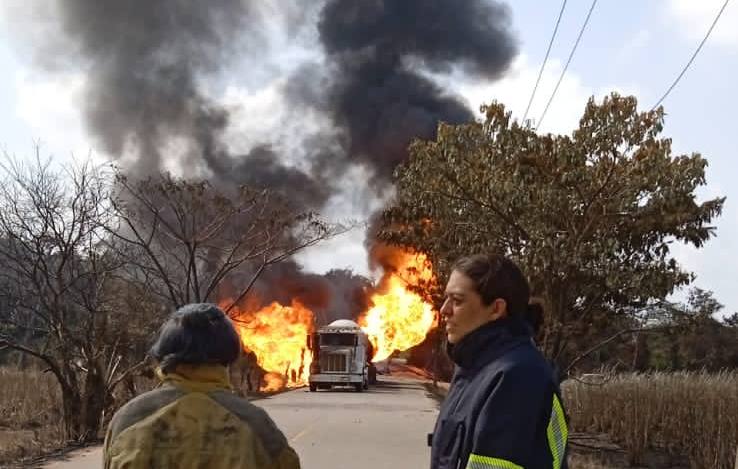 Incendio controlado y la fuga de gas es atendida por Pemex, en Chacaltianguis, informa PC Estatal