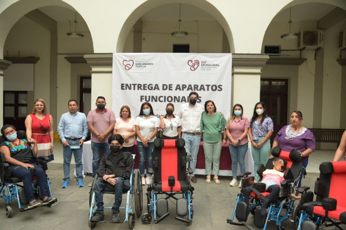 Beneficia DIF Municipal y Ayuntamiento a población vulnerable con entrega de sillas PCA