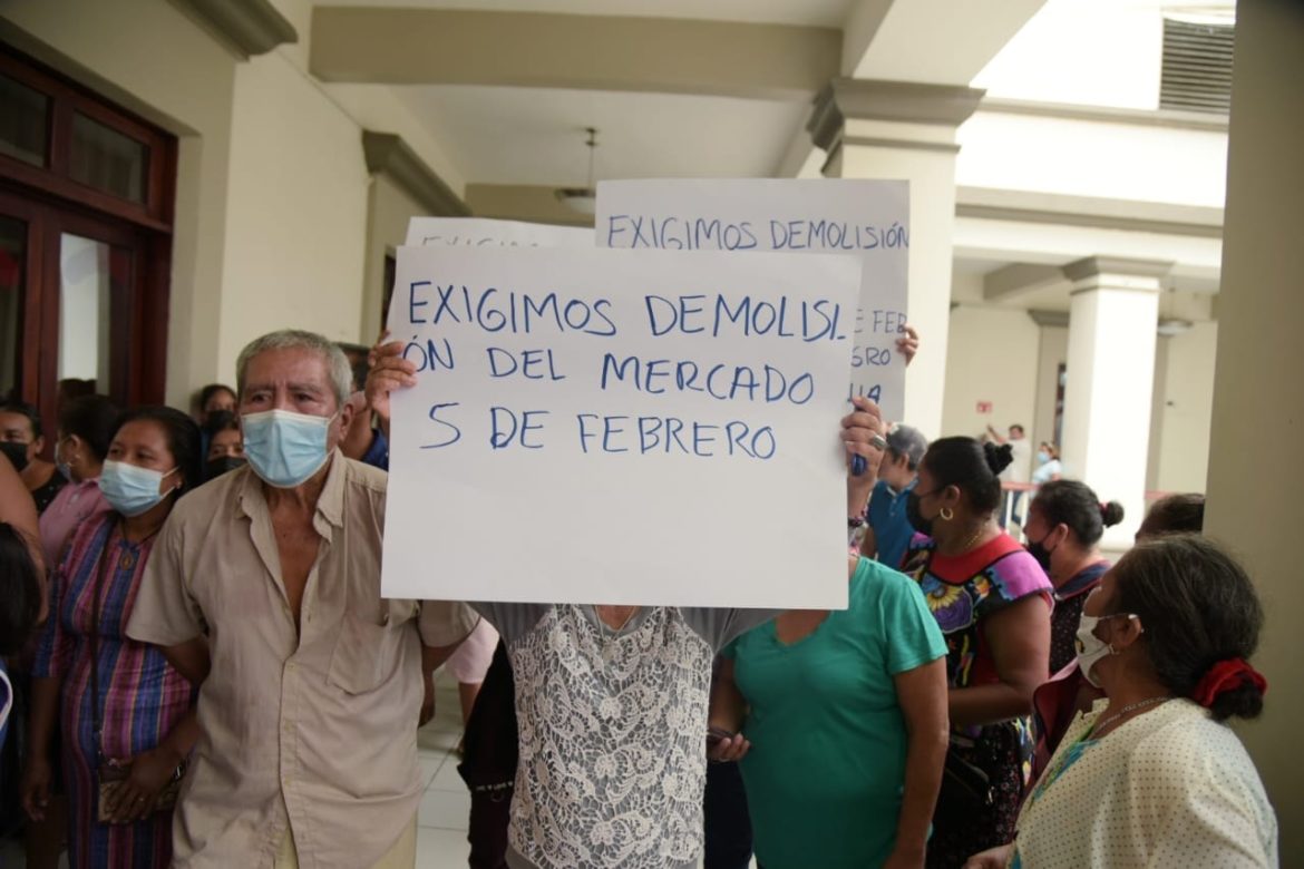 Comerciantes exigen a autoridades demolición del Mercado 5 de Febrero